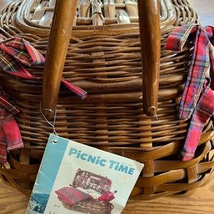 ‼️SOLD‼️Vintage Highlander Picnic Basket  Picnic Time 30-56-40-0-0